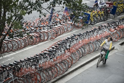 El sector del alquiler de bicicletas vive un auge sin precedentes en China. La población se vuelve a subir a la bici y el servicio se ve como práctico, ecológico, y saludable.