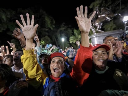 Chavistas participam de celebração em Caracas, após as eleições de domingo (30).