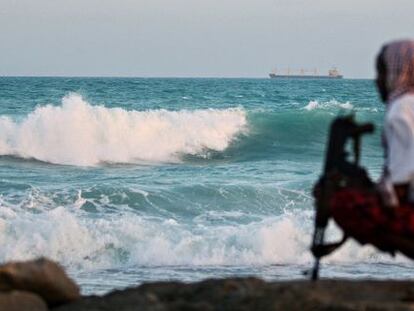Un pirata vigila desde la costa de Somalia enero pasado.