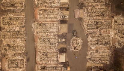 Paradise encontra-se no pé da Serra Nevada norte-americana, com um clima seco e ensolarado que no último meio século atraiu muitos aposentados, o que fez com que a população se triplicasse em 50 anos. Na imagem, vista aérea de uma zona residencial de Paradise, no 15 de novembro.