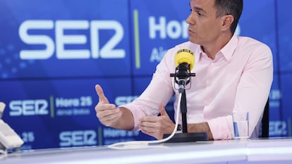 El líder del PSOE y presidente del Gobierno, Pedro Sánchez, durante el programa 'Hora 25' de este lunes.