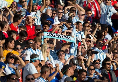 Aficionados argentinos en la grada.