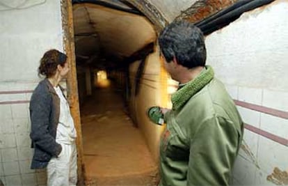 Un guía alumbra con una linterna el interior del túnel central del fortín de mando republicano bajo el parque de El Capricho.