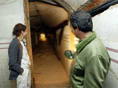 Un guía alumbra con una linterna el interior del túnel central del fortín de mando republicano bajo el parque de El Capricho.