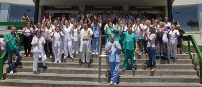 Profesionales sanitarios protestan, ayer, ante el Hospital Macarena.