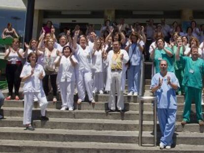 Profesionales sanitarios protestan, ayer, ante el Hospital Macarena.