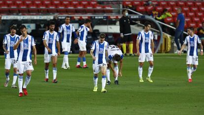 Els jugadors de l'Espanyol, capcots, aquest dimecress al camp del Barça.