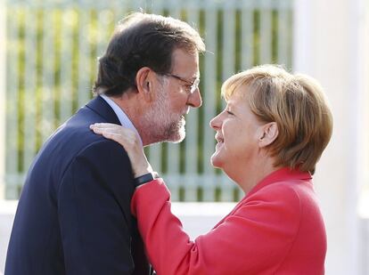 La canciller alemana, Angela Merkel, saluda al presidente del Gobierno, Mariano Rajoy, tras ser recibido en el castillo de Meseberg, a unos 70 kilmetros de Berln.