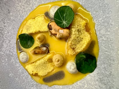 Escabeche de calabaza en distintas texturas con mejillones y erizo de mar, uno de los platos del restaurante María de la O, en Granada.