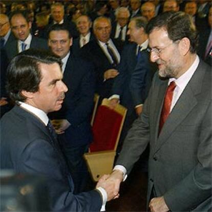 Aznar saluda a Rajoy ayer durante el acto de clausura del primer Congreso Internacional sobre Víctimas del Terrorismo.