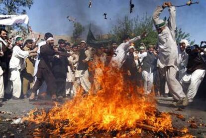 Afganos queman un muñeco de Obama durante una protesta este domingo en Jalalabad.