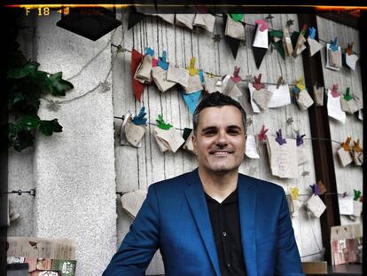 El escritor Carlos Montero en la terraza del bar Tita Rivera.