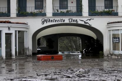 La enorme cantidad de monte quemado en diciembre hacía que las previsibles lluvias del invierno fueran muy peligrosas. En las primeras 24 horas el balance es de al menos 13 muertos y más de una veintena de heridos en distintos deslaves, riadas y montañas de barro que se han llevado casas enteras por delante. En la imagen, escombros y barro cubren por completo la entrada al hotel Montecito Inn, tras las inundaciones de barro que provocó la lluvia el 9 de enero de 2018.