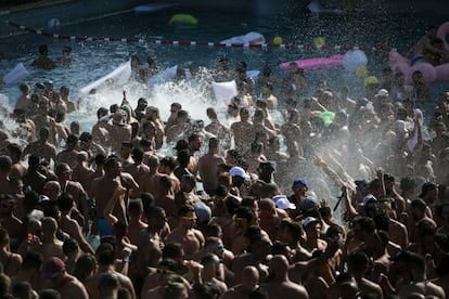 El portaveu del Circuit Festival, Teseu Cuadreny, ha assenyalat en declaracions i Efe Televisió que la festa a la piscina segueix sent l'activitat "icònica" d'aquest festival gai i que esperaven una entrada similar a la de l'any passat, d'unes 8.000 persones.