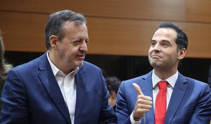 Alberto Reyero (izquierdo) junto a Ignacio Aguado, antes de la segunda sesión de investidura del Isabel Díaz Ayuso, el pasado agosto.