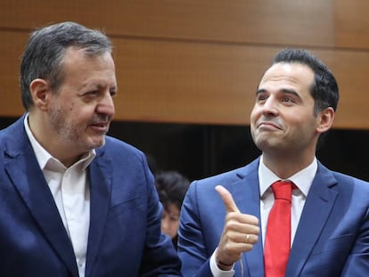 Alberto Reyero junto a Ignacio Aguado, antes de la segunda sesión de investidura del Isabel Díaz Ayuso