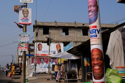 Carteles de partidos políticos en las calles de Acra antes de las elecciones presidenciales y parlamentarias de Ghana que se celebrarán el 7 de diciembre. Foto del 2 de diciembre de 2024. 