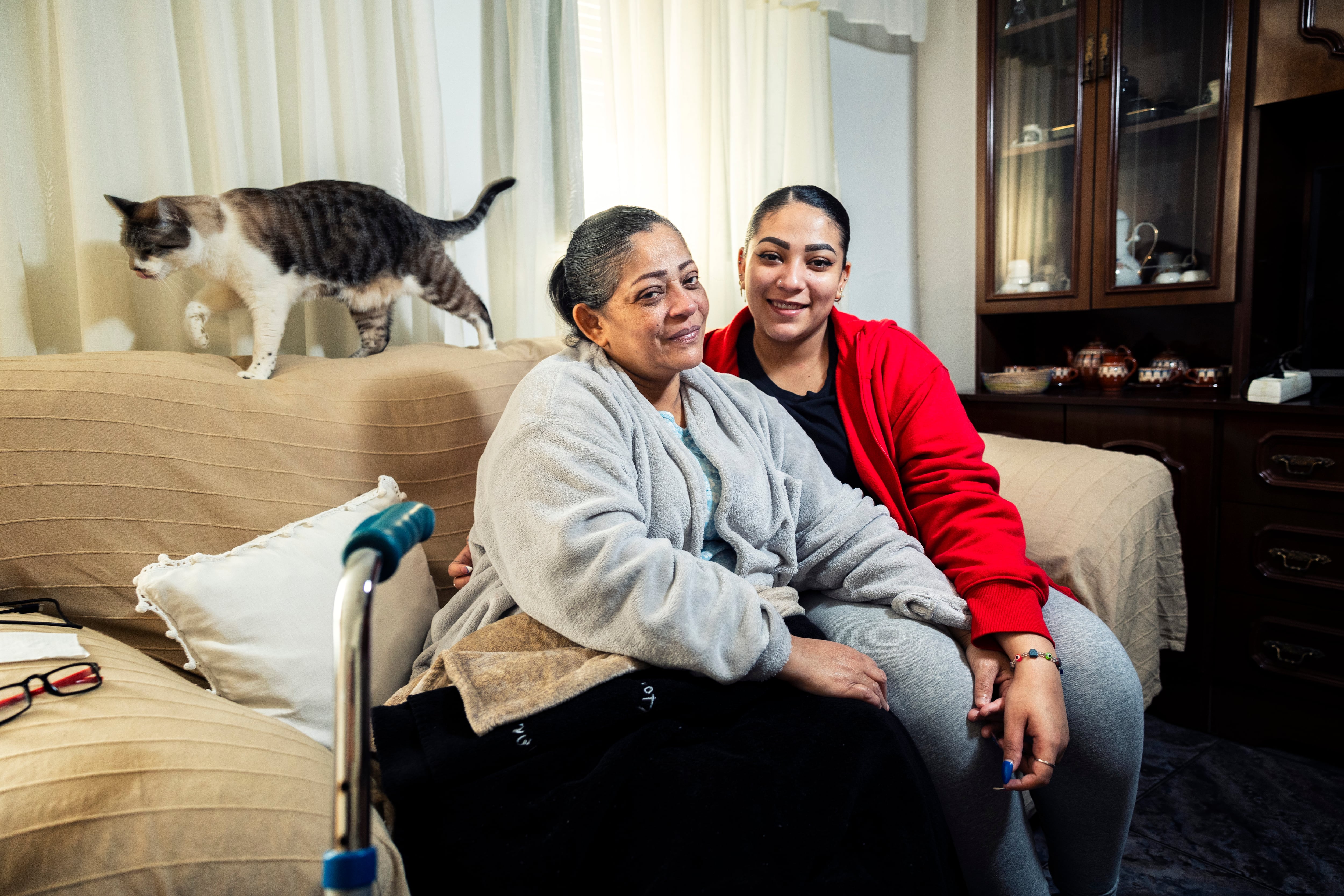 Laura Álvarez, Cora y su gato 'Gordo', este martes en Letur.