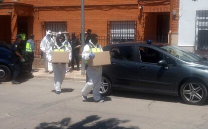 Efectivos tras la detención en la localidad ciudadrealeña de Bolaños de Calatrava. EFE/Beldad