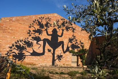 Las ranas que forman un rbol, obra del cataln Jofre Oliveras ('Jofre Works') en el GarGar de 2017, parecen la sombra proyectada sobre el muro del olivo que crece en el huerto situado justo a sus pies.