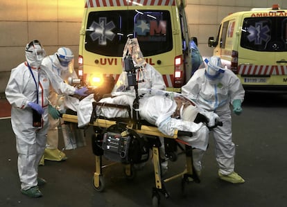 Llegada al hospital Puerta de Hierro de Majadahonda (Madrid) de la paciente Erika Mejía, que hasta ese momento estaba ingresada en el hospital universitario de Guadalajara, el viernes 17 de abril. El traslado le salvó la vida.