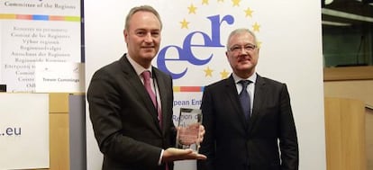 Alberto Fabra recoge de manos de Ramón Luis Valcárcel el premio del Comité de las Regiones al emprendedurismo.
