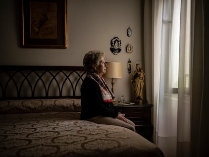 María de los Ángeles Ibáñez, víctima de ETA, en su casa del barrio de Argüelles, en Madrid.