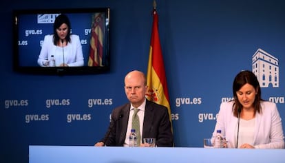 El consejero de Econom&iacute;a, Maximo Buch y la portavoz del Consell, Mar&iacute;a Jos&eacute; Catal&aacute; en la rueda de prensa tras el pleno.