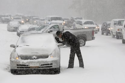 El miembro de una patrulla de seguridad habla con un conductor que ha quedado atrapado  en la carretera de Hammond (Durham, Carolina del Norte) debido a la gran nevada caída el 12 de febrero de 2014.