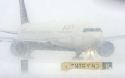 Un avión aterriza en medio de una fuerte tormenta de nieve en el aeropuerto de Franz Josef Strauss, cerca de Múnich (Alemania). EFE/Archivo