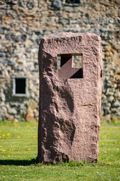 'Lo profundo es el aire', Estela XII (1990). Escultura de granito. |