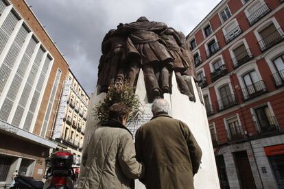 Grupo escultórico 'El abrazo', basado en el cuadro del mismo nombre de Juan Genovés, instalado en la plaza de Antón Martín de Madrid, en homenaje a los abogados laboralistas que fueron asesinados por la extrema derecha el 24 de enero de 1977 en la vecina calle de Atocha, en plena transición política.