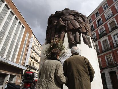 Grupo escultórico 'El abrazo', basado en el cuadro del mismo nombre de Juan Genovés, instalado en la plaza de Antón Martín de Madrid, en homenaje a los abogados laboralistas que fueron asesinados por la extrema derecha el 24 de enero de 1977 en la vecina calle de Atocha, en plena transición política.