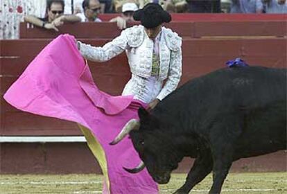 Luis Bolívar, en la faena del tercer toro de la tarde ayer en Valencia.