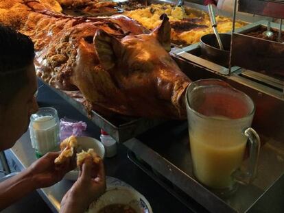 Uma das barracas de comida do mercado central de Quito.