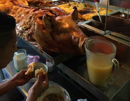 Uma das barracas de comida do mercado central de Quito.