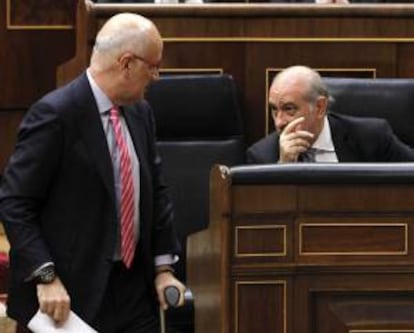 El ministro de Interior, Jorge Fernández Díaz (d), conversa con el portavoz de CiU en el Congreso, Josep Antoni Durán LLeida (i), hoy en el pleno del Congreso, donde ha tenido lugar la sesión de control al Gobierno.