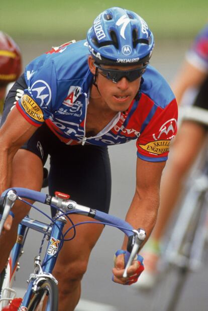 El australiano Phil Anderson, primer no europeo en vestir el 'maillot' amarillo, durante el Tour de 1994.