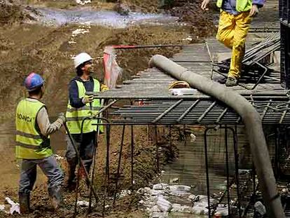 Unos operarios, en las obras de soterramiento de la M-30.