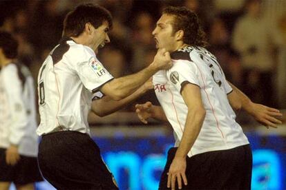 Albelda y Baraja festejan el gol del empate del Valencia.