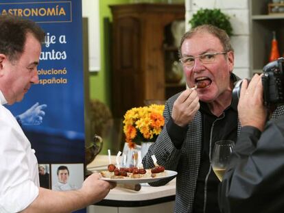 El crítico gastronómico Rafael García Santos come un pincho de chistorra en presencia del cocinero Martín Berasategui.