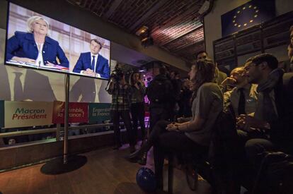 Apoiadores do candidato social-liberal do movimento Em Marcha!, em um bar de Paris.