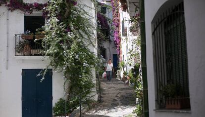 <b>Arribar a bon port</b>. Cadaqués, el jardí de pedres, lluita per mantenir la seva identitat malgrat la invasió turística. Crònica de Rosa Mora.