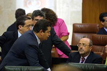 Antonio Sanz (PP), a la izquierda, conversa con José Caballos (PSOE), ayer, en el Parlamento.