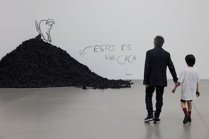 El director del museo (Óscar Martínez) descubre en una escena de la serie una obra vandalizada por su nieto.