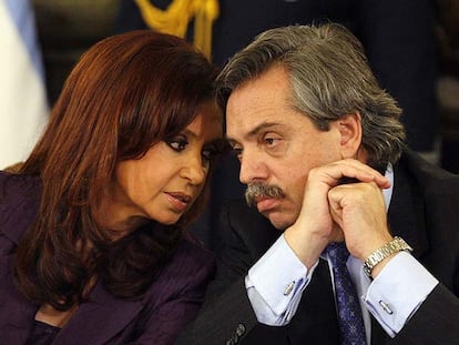 Cristina Fernández charla con Alberto Fernández en marzo.