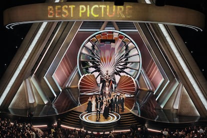 Alex Coco, Samantha Quan y Sean Baker ganan el Oscar a la Mejor Película por 'Anora' durante la ceremonia de los Oscar, el 2 de marzo de 2025 en Los Ángeles.