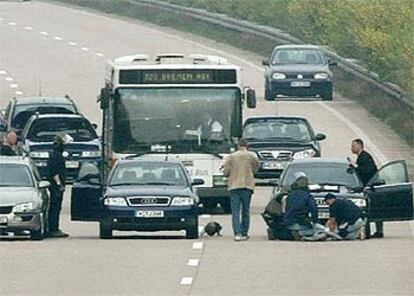 El autobús secuestrado permanece rodeado por la policía cerca de Hanover.