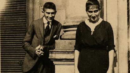 Franz Kafka con su hermana Ottla delante de la casa Oppelt en Praga.