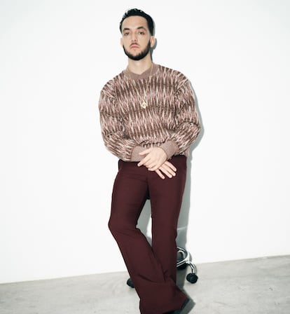 In this photo, C. Tangana wears a Giorgio Armani sweater and Gucci pants.
